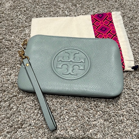 Tory Burch Handbags - Tory Burch perry bombe wristlet